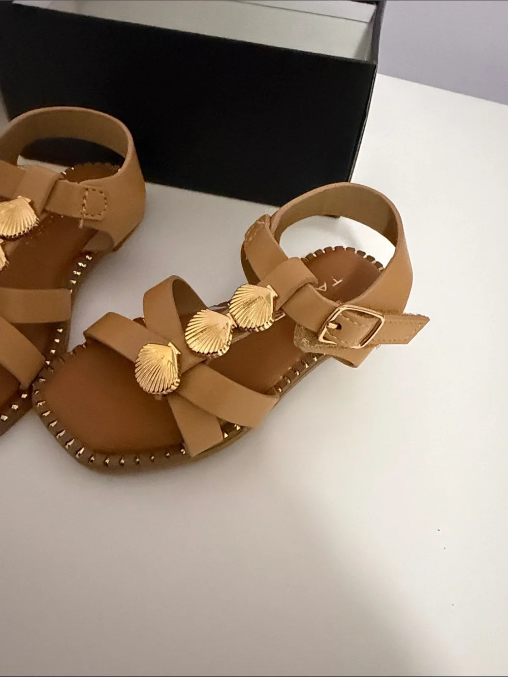 Tahari tan leather